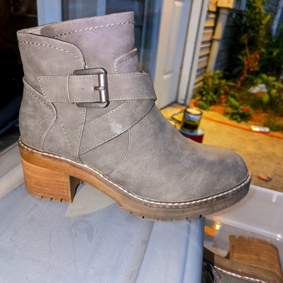 Like New Women's Boots - Picture 1 of 3